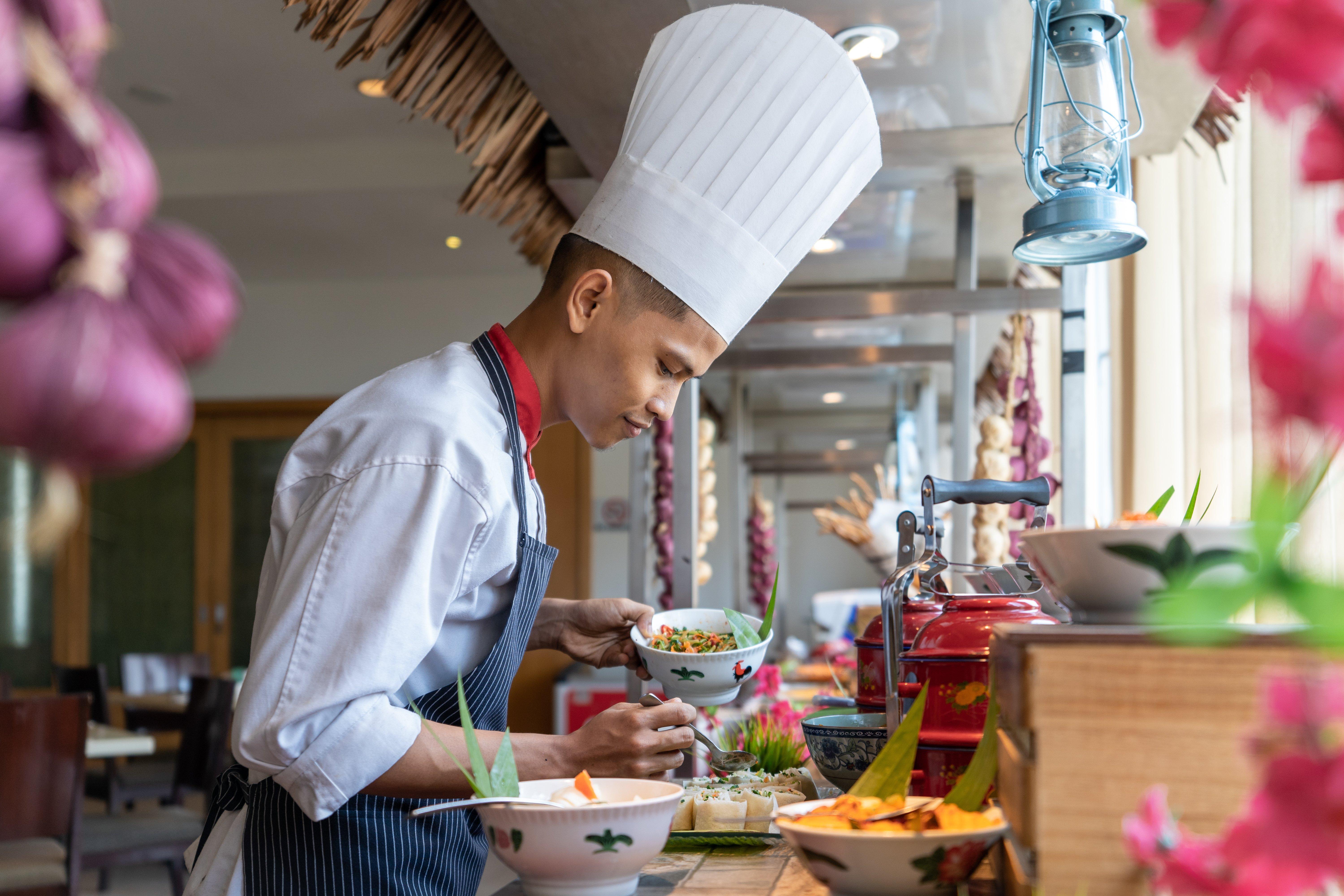 Holiday Inn Melaka By Ihg Εξωτερικό φωτογραφία A chef at work