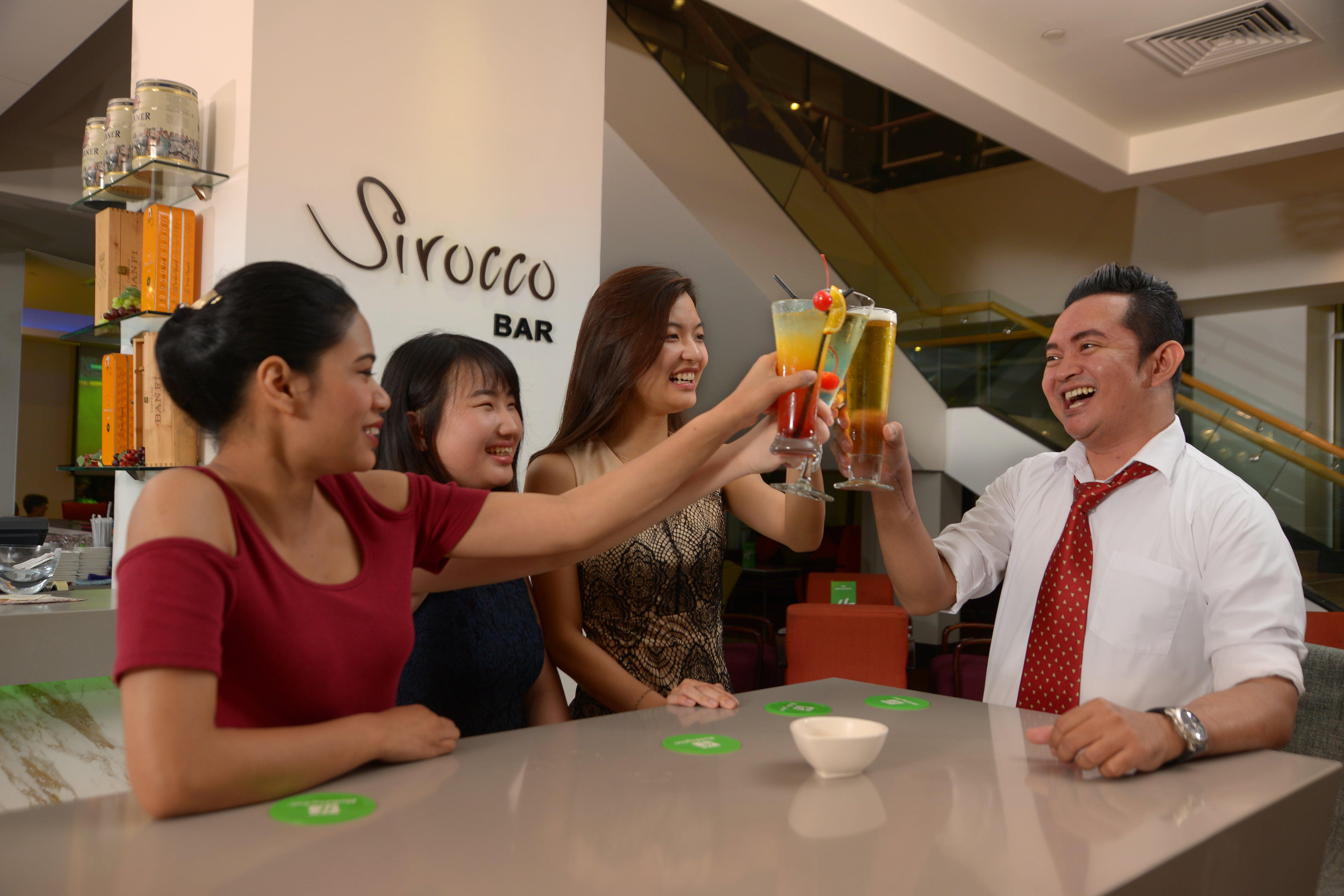 Holiday Inn Melaka By Ihg Εξωτερικό φωτογραφία A bar in a hotel