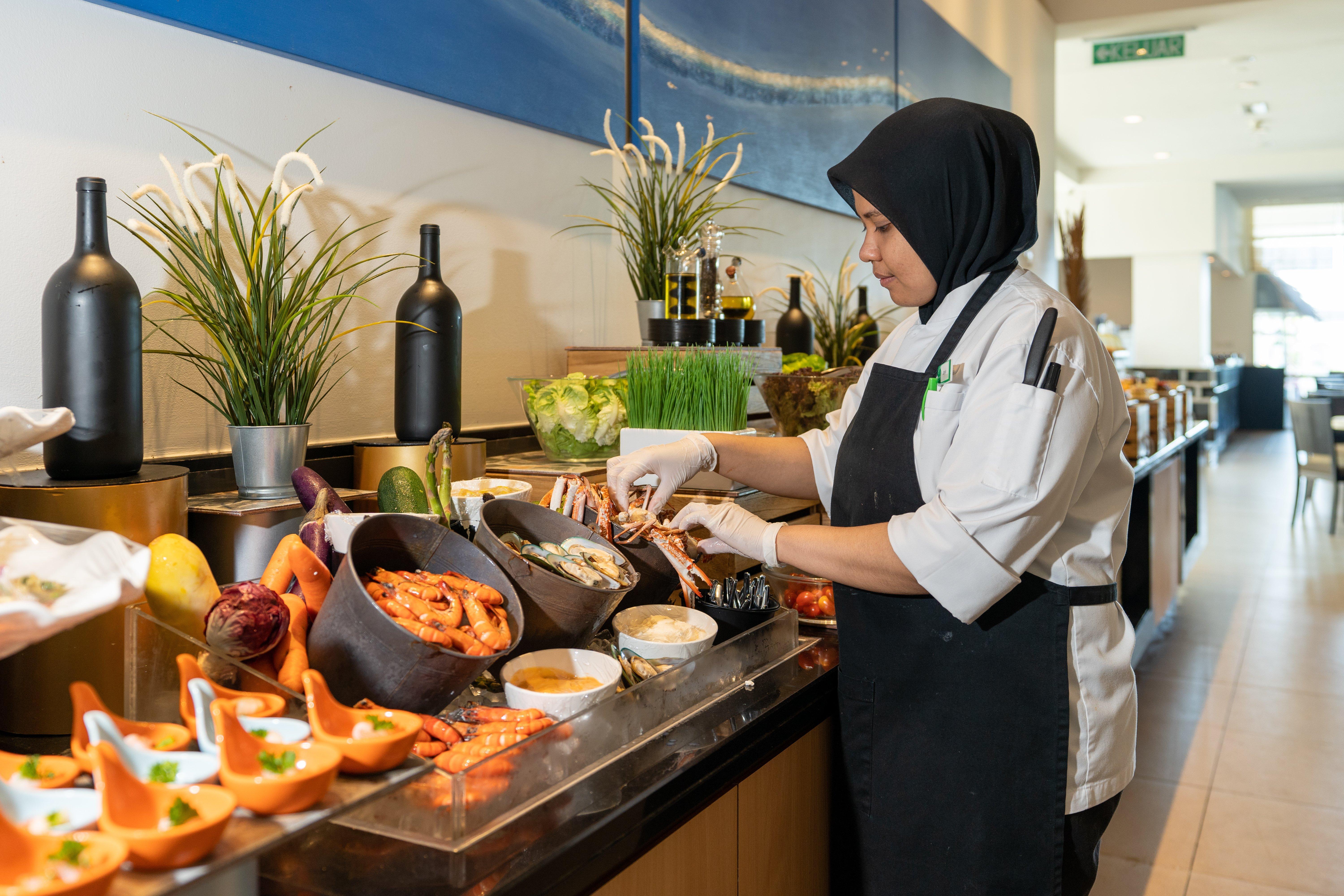Holiday Inn Melaka By Ihg Εξωτερικό φωτογραφία A female chef working at the airport