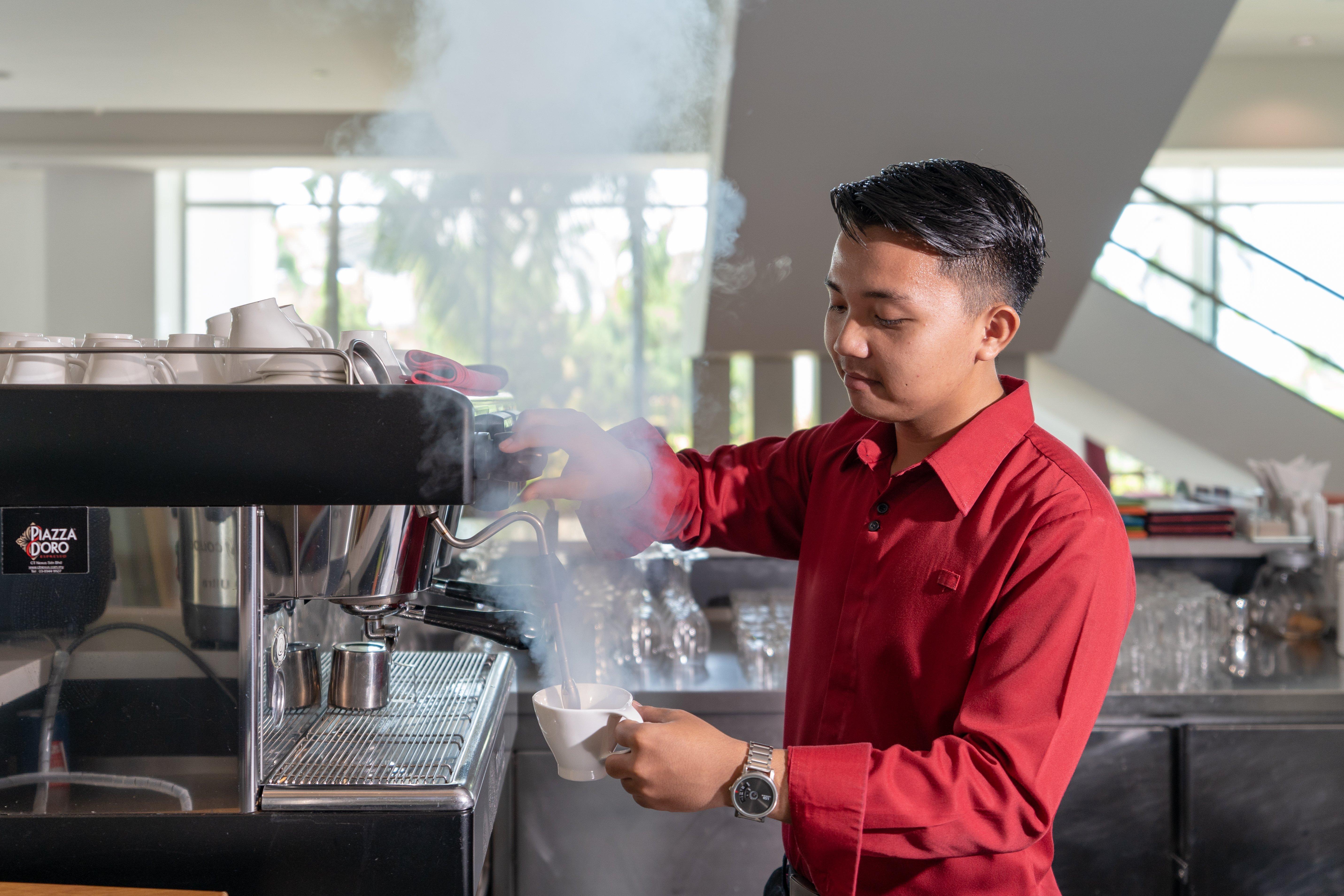 Holiday Inn Melaka By Ihg Εξωτερικό φωτογραφία A barista at work