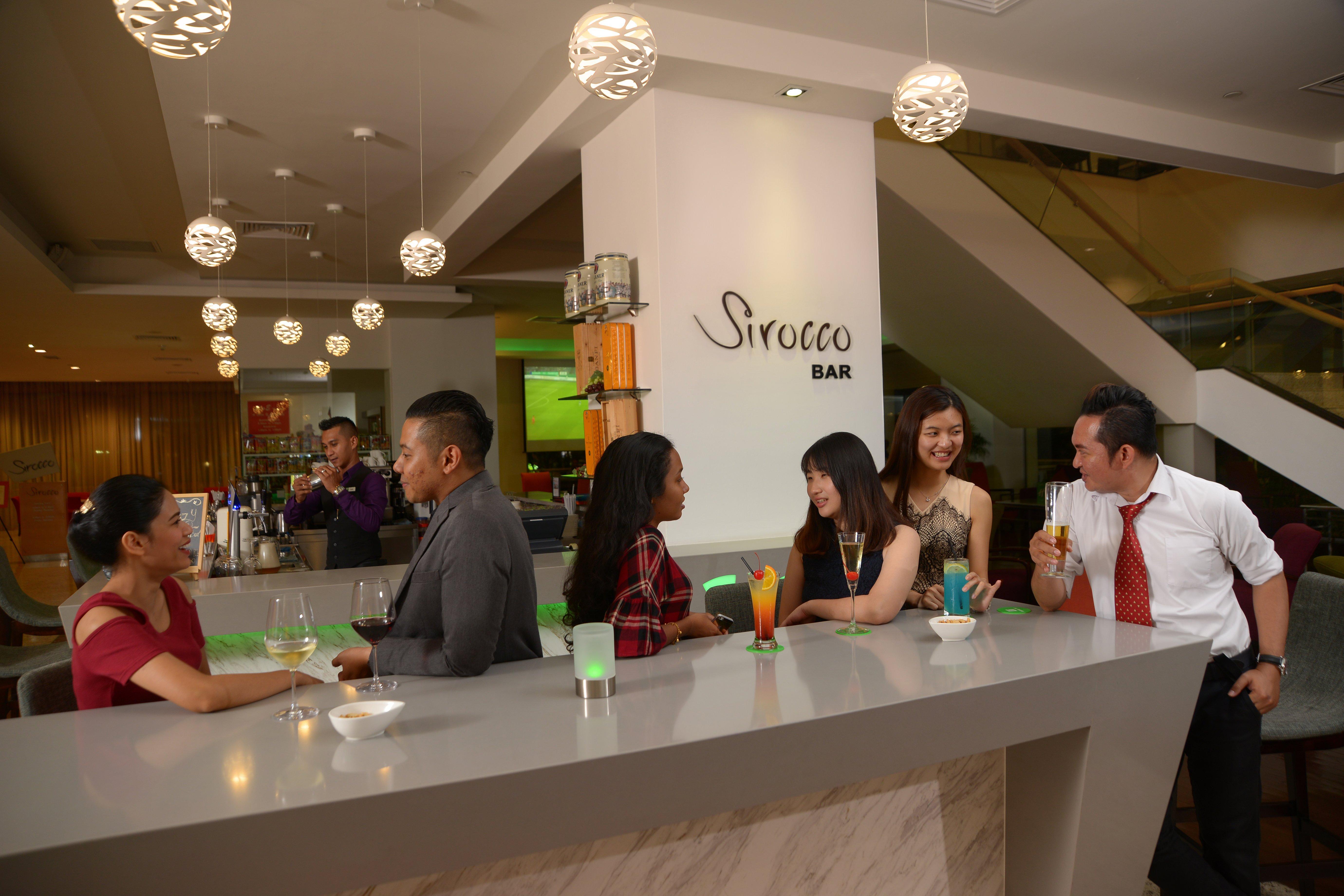 Holiday Inn Melaka By Ihg Εξωτερικό φωτογραφία Sirocco Bar