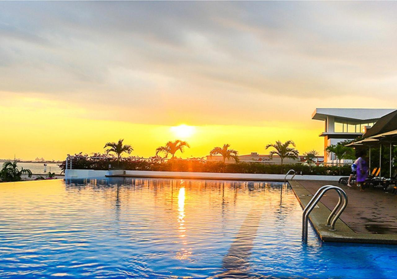 Holiday Inn Melaka By Ihg Εξωτερικό φωτογραφία Sunset at the pool